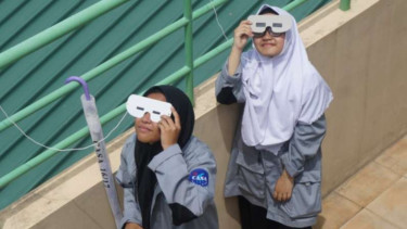 Warga tengah melihat gerhana matahari cincin, Kamis, 26 Desember 2019.