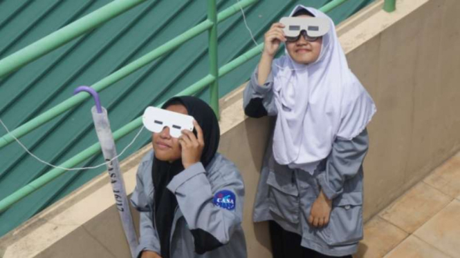 Warga tengah melihat gerhana matahari cincin, Kamis, 26 Desember 2019.