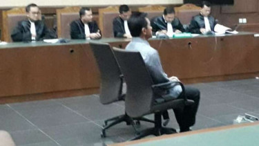 Pemilik PT MRA  Soetikno Soedarjo di persidangan
