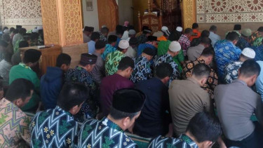 Salat Gerhana di Masjid Al Isra, Kompleks Kantor Bupati Kubu Raya, Kamis, 26 Desember 2019.