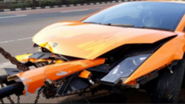 Mobil Lamborghini ringsek