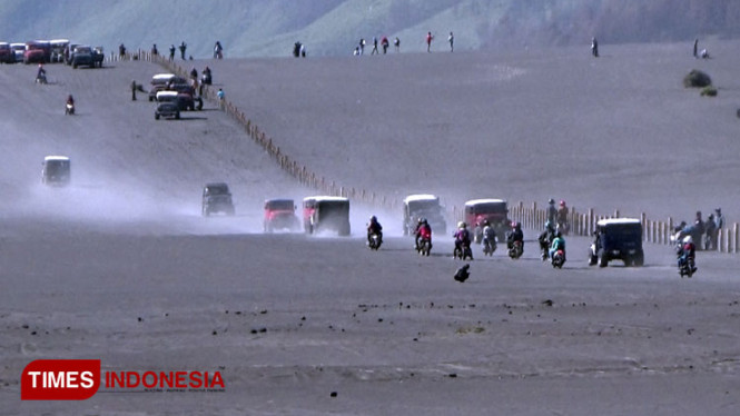 Aktifitas wisata di kawasan Laut Pasir Bromo saat libur akhir tahun. (FOTO: Happy/TIMES Indonesia)