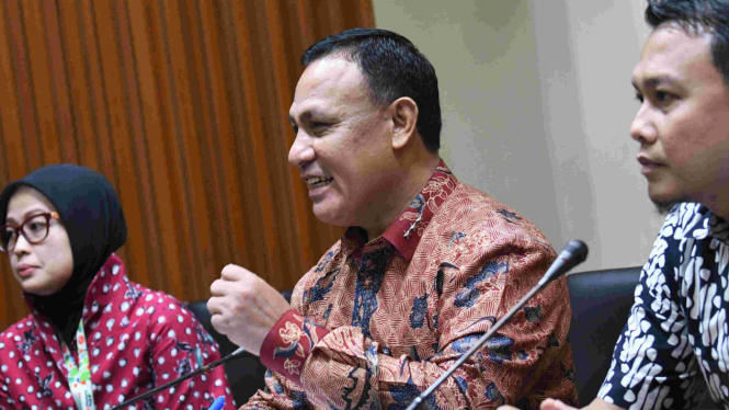 Ketua KPK Firli Bahuri dan dua Plt Jubir KPK Ali Fikri (kanan) dan Maryati Kuding (kiir)