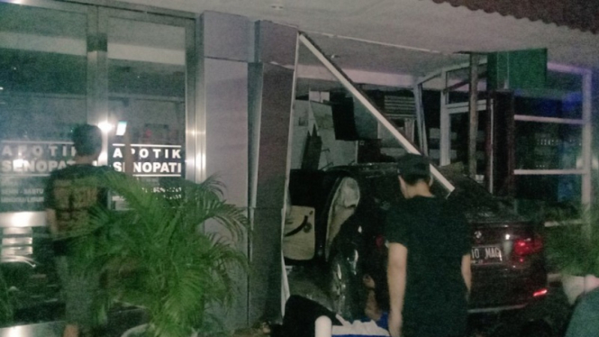 Kecelakaan sebuah sedan BMW B 610 MAG menabrak Apotek Senopati