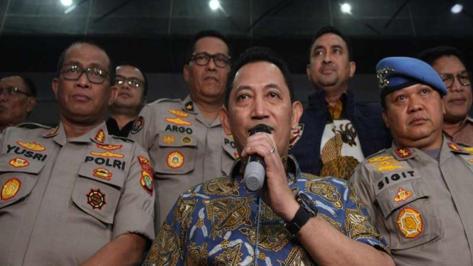 Kabareskrim Polri Komjen Pol Listyo Sigit Prabowo (tengah) .