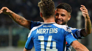 Duet emain depan Napoli, Dries Mertens dan Lorenzo Insigne melakukan selebrasi