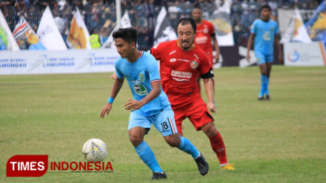 Salah satu aksi Hambali saat memperkuat Persela di laga kontra Semen Padang di Stadion Surajaya, Lamongan, beberapa waktu lalu. (FOTO: MFA Rohmatillah/ TIMES Indonesia)