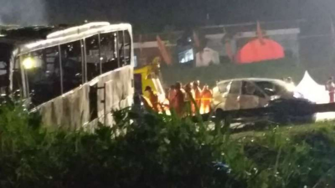 Salah satu bangkas bus yang terlibat kecelakaan hingga terbakar di jalan dekat Gerbang Tol Kalikangung, Ngaliyan, Kota Semarang, Jawa Tengah, Sabtu malam, 28 Desember 2019.