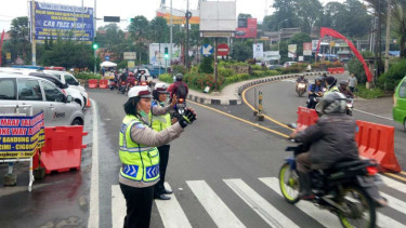 Kondisi Lalu Lintas di Pertigaan Gadog, Puncak, Bogor, Jawa Barat.