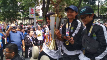 Pemain Persib Putri diarak oleh Bobotoh.