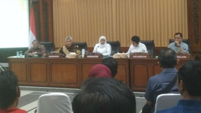 Gubernur dan Wakil Gubernur Jatim, Khofifah Indar Parawansa dan Emil Dardak, dan beberapa pejabat dalam rapat analisis dan evaluasi 2019 di kantor Pemprov Jatim, Surabaya, Minggu malam, 29 Desember 2019.