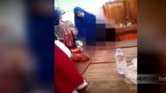 Seorang wali murid menampar wajah bocah teman anaknya di sekolah.