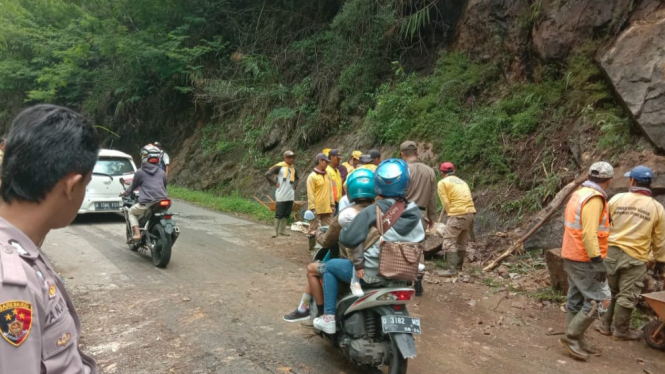 Longsor batu di Jalan Raya Cikajang-Pameungpeuk