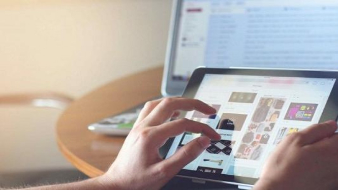 Ilustrasi bermain tablet.