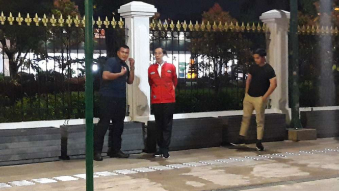 Presiden Jokowi dan putranya Kaesang Pangarep di depan Gedung Agung, Yogyakarta.