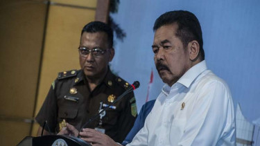 Jaksa Agung ST Burhanuddin (kanan) didampingi Kapuspenkum Mukri (kiri)  