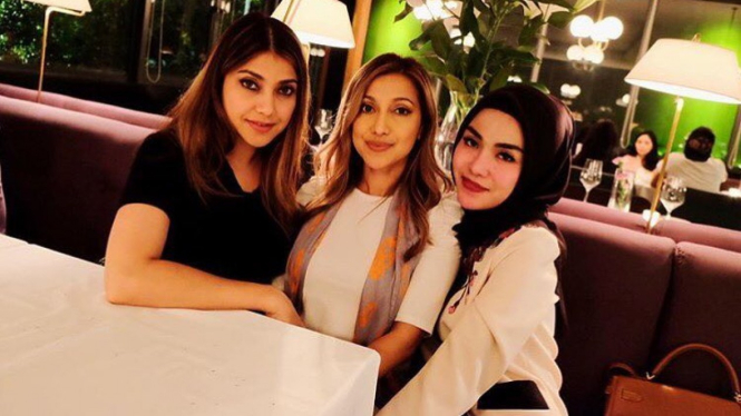 Sarah Azhari dan Medina Zein.