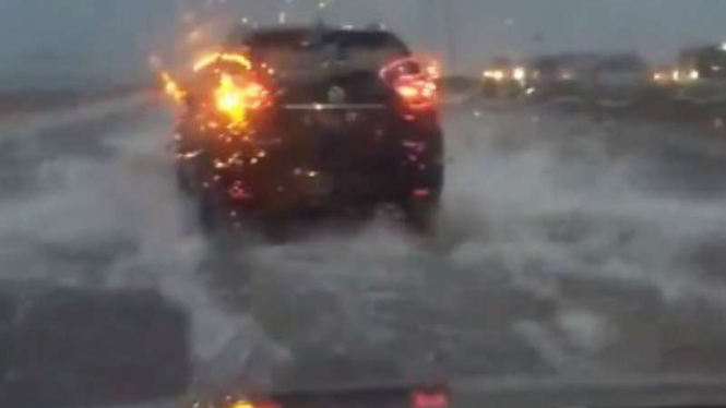 Kondisi banjir di Tol Layang Cikampek