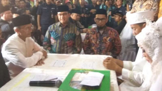 Gubernur DKI Jakarta Anies Baswedan dan Ustaz Adi Hidayat hadiri nikahan massal.