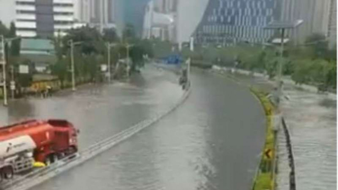 Banjir di kawasan Tol Dalam Kota Grogol dan Jalan Arteri depan kampus Trisakti.