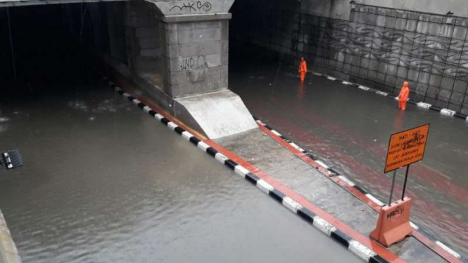 Banjir melanda Underpass Kuningan, kendaraan sedan agar tidak melintas.