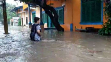 Banjir setinggi paha orang dewasa di Tangerang.