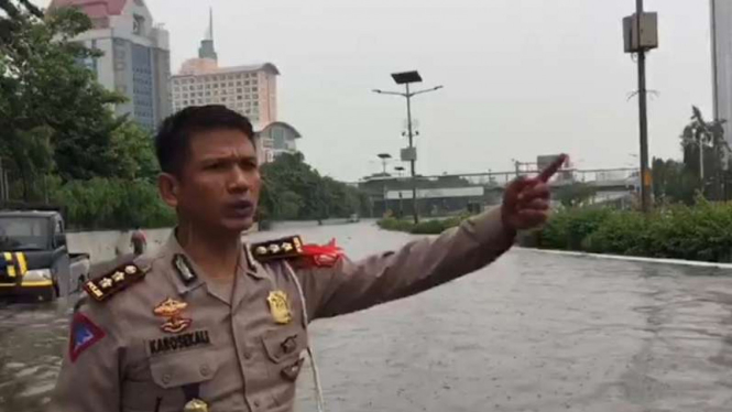Polisi di lokasi banjir tol dalam kota arah Bandara di wilayah Grogol 1 /1/2020