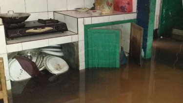 Air banjir masuk ke dalam rumah.