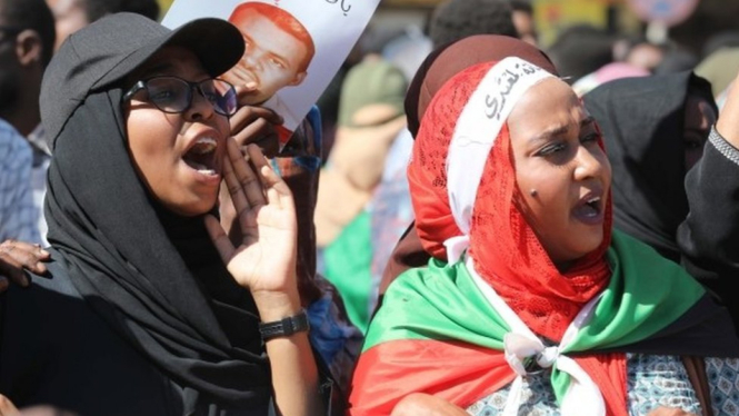 Massa pengunjuk rasa berkumpul di luar gedung pengadilan di Omdurman, kota kembar ibu kota Khartoum, untuk mendengar vonis terhadap para pelaku. - EPA