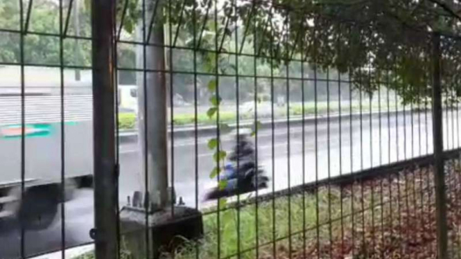 Imbas banjir, motor ikut masuk ke jalan tol.