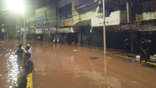 Sungai Ciliwung meluar menyebabkan banjir di pertokoan Jatinegara Barat 