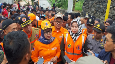 Bupati Bogor Ade Munawaroh Yasin  saat meninjau lokasi Banjir di Jasinga, Bogor.