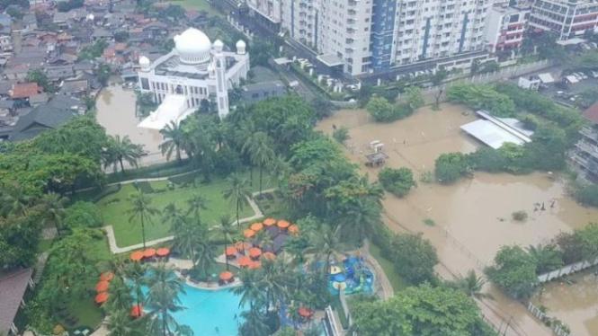 Warga telah memanfaatkan jejaring sosial untuk berbagi informasi, foto, serta video dari banjir di kawasan Jabodetabek.