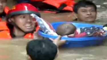 Tim SAR gabungan seorang balita yang bersama ibunya terjebak di dalam rumah yang terendam banjir di kawasan Kampung Pulo di Kelurahan Kampung Melayu, Kecamatan Jatinegara, Jakarta Timur, Rabu, 1 Januari 2020.