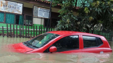 Ilustrasi mobil terendam banjir. 