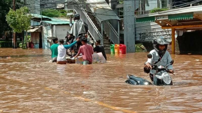 Banjir di kawasan Daan Mogot, Jakarta Barat pada Kamis, 2 Januari 2020.