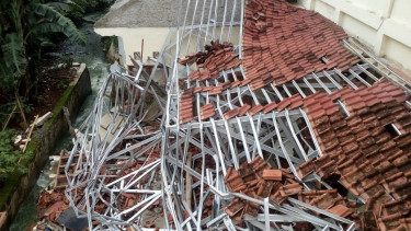 Bangunan SD di Beji Depok ambruk akibat hujan deras