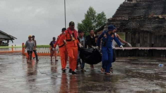 Tim SAR mengevakuasi jenazah bocah 10 tahun yang tewas di waduk.