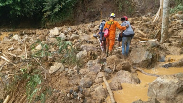 Tim Basarnas mengevakuasi korban longsor di Lebak 