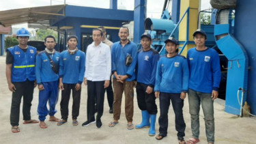 Presiden Joko Widodo saat mengunjungi waduk Pluit.