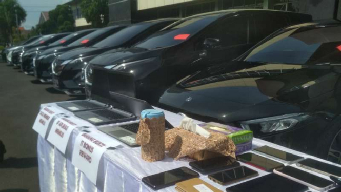 Kepolisian Daerah Jawa Timur memperlihatkan barang bukti uang Rp50 miliar dan belasan unit mobil hasil sitaan dari kasus investasi ilegal dalam konferensi pers di Surabaya, Jumat, 3 Januari 2020.