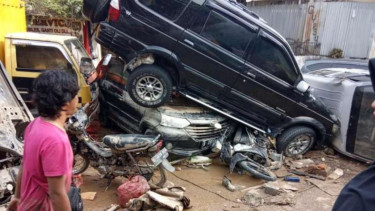 Bangkai-bangkai mobil warga bertumpukan setelah diempaskan banjir Perumahan Pondokgede Permai, Jatiasih, Kota Bekasi, Jawa Barat, pada Jumat, 3 Januari 2020.