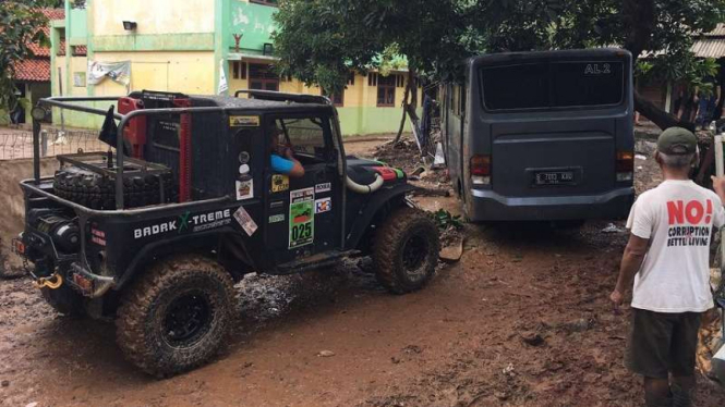 Mobil off road 4x4 diguanakan menarik mobil korban banjir Bekasi