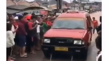 Angkot Isuzu Panther yang berhasil menerjang banjir