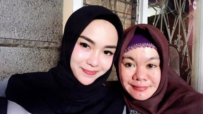 Medina Zein dan ibunya.