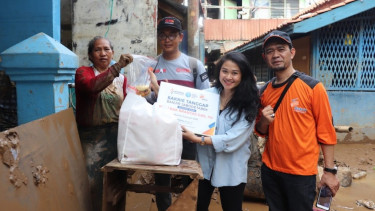 Tim Bakrie Tanggap memberikan bantuan logistik untuk warga korban banjir di RT 009/RW 3, Kampung Pulo, Kampung Melayu, Jakarta Timur, Jumat (3/1/2019).