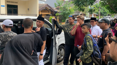 Sule dan Rizky Febian mengantar jenazah Lina
