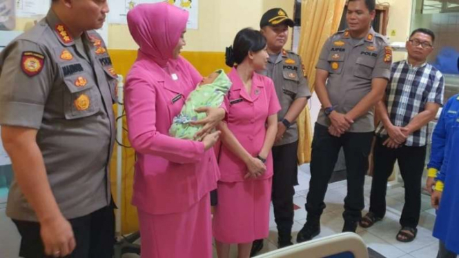 Warga Pekanbaru temukan bayi dalam karton.