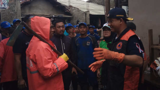 Gubernur DKI Jakarta Anies Baswedan kerja bakti di Kampung Makasar