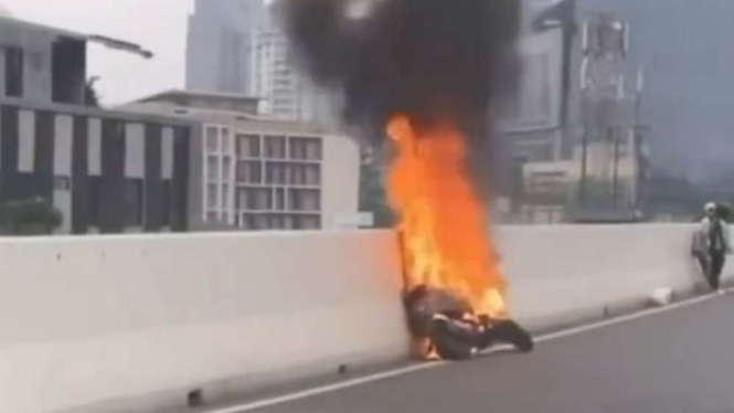 Motor Vespa terbakar di jalan layang non tol Kasablanka.